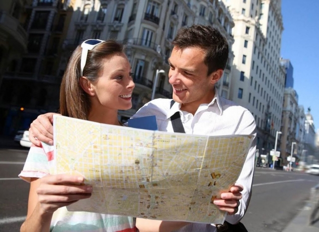 Pareja con plano de Madrid